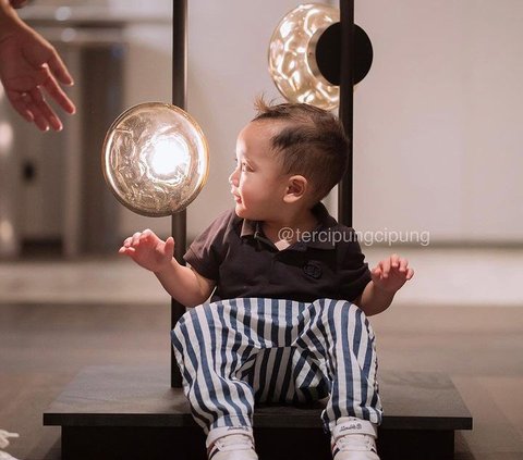 Deretan Foto Rayyanza Anak Raffi Ahmad Jalan-jalan di Singapura, Gayanya Sekeren ini