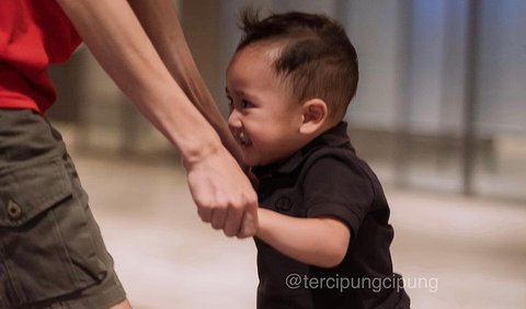 Potret Rayyanza langsung mencuri perhatian netizen. Potretnya begitu lucu dan menggemaskan.