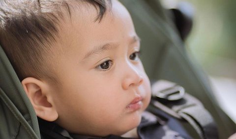 Netizen dibuat salfok dengan gaya 'Abang Ifung' di depan kamera. Potretnya cute banget.