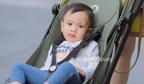 Apalagi Rayyanza memiliki paras ganteng. Penampilannya tak kalah ganteng dari sang kakak, Rafathar.