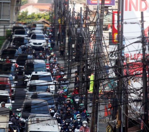 Kabel semrawut di Jakarta menjadi sorotan setelah menelan korban. Kondisi ini membuat Pemprov DKI memberikan ultimatum kepada para operator agar segera membenahi kabel yang semrawut.<br /><br />Hal itu diungkapkan oleh <br />Asisten Pembangunan dan Lingkungan Hidup Setda DKI Jakarta Afan Adriansyah.