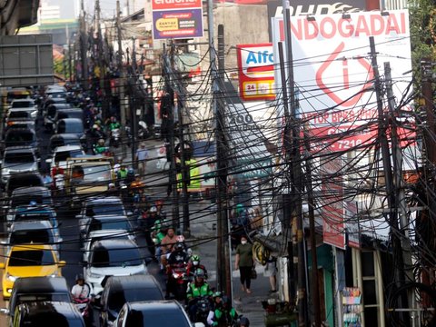 FOTO: Pemprov DKI Ancam Gunting Kabel Semrawut yang Tak Dibenahi