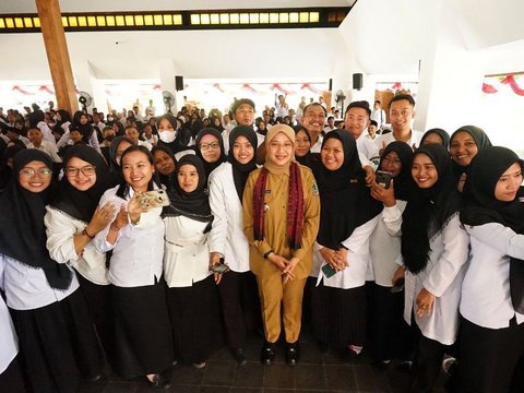 Serahkan SK Pengangkatan 334 Guru PPPK, Bupati Ipuk Pesan Pembangunan Pendidikan di Banyuwangi