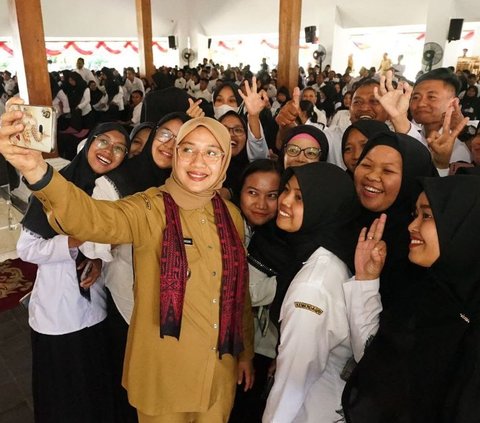 Serahkan SK Pengangkatan 334 Guru PPPK, Bupati Ipuk Pesan Pembangunan Pendidikan di Banyuwangi