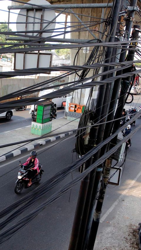 Dia mengatakan, dalam sebulan ini, para operator akan memperbaiki dengan mengencangkan kabel yang menjuntai.