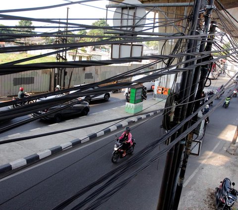 FOTO: Pemprov DKI Ancam Gunting Kabel Semrawut yang Tak Dibenahi