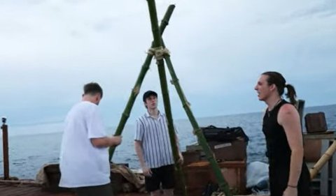 Youtuber Menantang Maut: 7 Hari di Tengah Laut, Modal Dua Gentong Air Dihantam Badai
