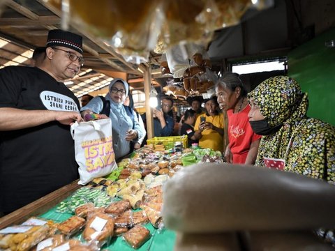 Anies Dikelilingi Emak-Emak di Pasar Situbondo, Tulisan Kaosnya Bikin Salah Fokus