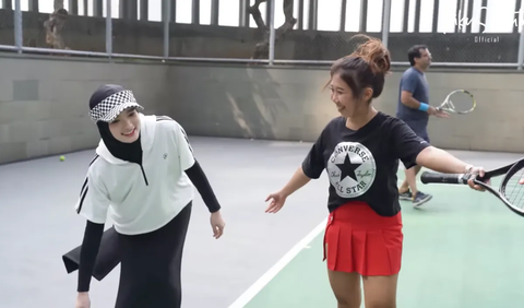 Kiky Saputri tampak berbincang dengan Inara Rusli. Inara mengaku jika ini merupakan kedua kalinya dia berlatih Tenis.