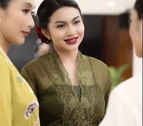 Ariel Tatum bikin Pengumuman Cari Foto Bareng Jokowi, Netizen Salfok Penampilannya Berkebaya