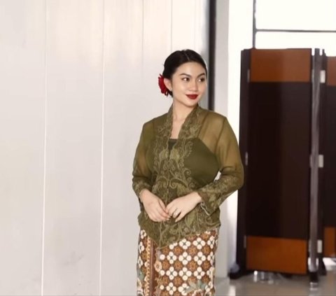 Ariel Tatum bikin Pengumuman Cari Foto Bareng Jokowi, Netizen Salfok Penampilannya Berkebaya