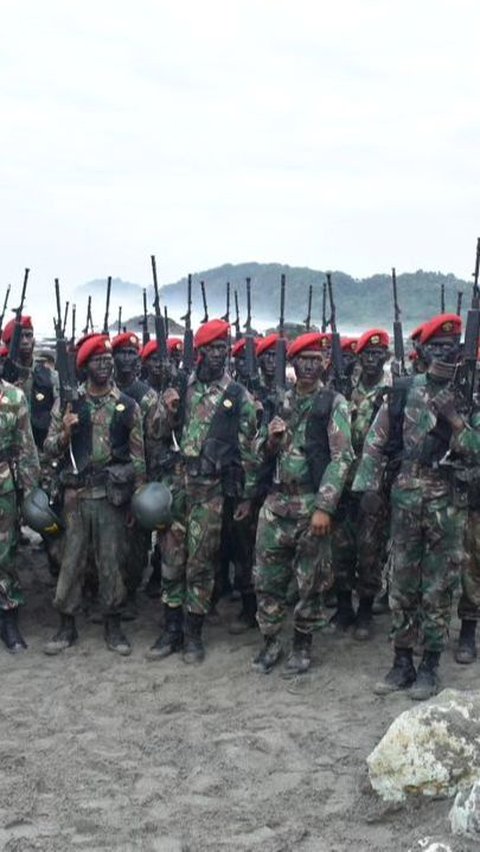 Momen Komandan Jenderal Kopassus Lantik 214 Prajurit Komando Baret Merah di Pantai, Tak Semua Anggota TNI Mampu Melewati Ujiannya