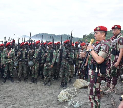 Momen Komandan Jenderal Kopassus Lantik 214 Prajurit Komando Baret Merah di Pantai, Tak Semua Anggota TNI Mampu Melewati Ujiannya