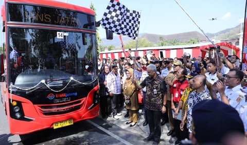 Gubernur Jawa Tengah Ganjar Pranowo meluncurkan layanan Bus Rapid Transit (BRT) Trans Jateng koridor tujuh rute Solo-Sukoharjo-Wonogiri di Alun-alun Giri Krida Bakti, Wonogiri, Jateng, Selasa (8/8).