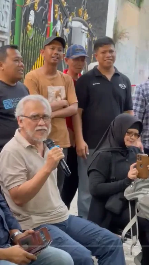 Video yang diunggah akun TikTok @iwanfalsinfo ini langsung viral. Video ini diputar lebih dari setengah juta kali.