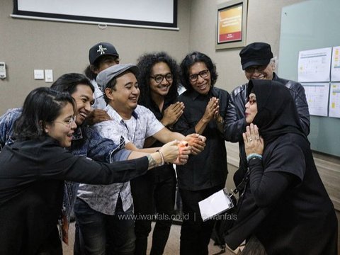 Iwan Fals Kondangan Sunatan di Depok, Suasananya Langsung Berubah jadi Konser Lagu 'Kemesraan'