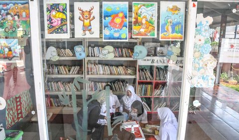 Don Bosco mengatakan, kini saatnya komunitas masing-masing sekolah memaksimalkan penggunaan perpustakaan dengan mendorong anak-anak untuk meminjam dan meminjam buku.