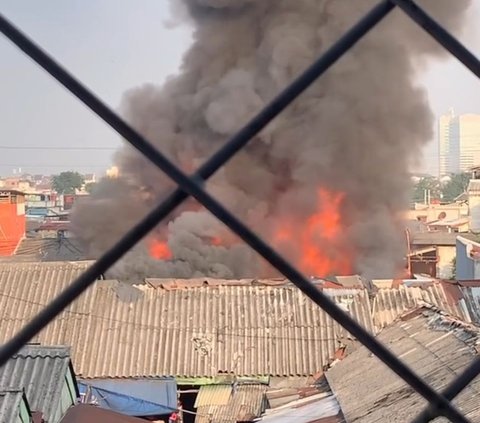 Kebakaran menghanguskan sejumlah kios di Pasar Kambing Jalan Sabeni Raya, Tanah Abang, Jakarta Pusat Rabu (9/8). Kobaran api telah melalap sebagian kios semi permanen di pasar tersebut.