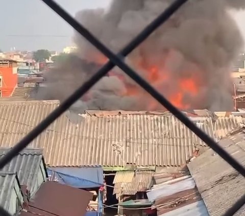 Pasar Kambing Tanah Abang Kebakaran, Kepulan Asap Hitam Membumbung di Udara