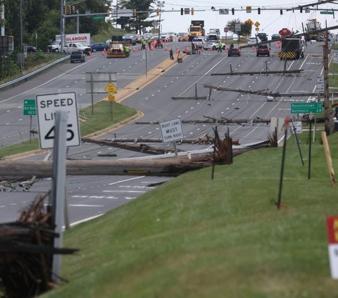 Badai berkekuatan besar telah menghantam wilayah Amerika Serikat bagian timur.<br /><br />Akibat badai dahsyat tersebut sederet tiang listrik tumbang hingga membentang sepanjang jalan Route 140.