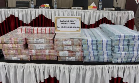 Polisi Pamerkan Tumpukan Duit Korupsi Bantuan Kelompok Tani Capai Rp17 Miliar Lebih