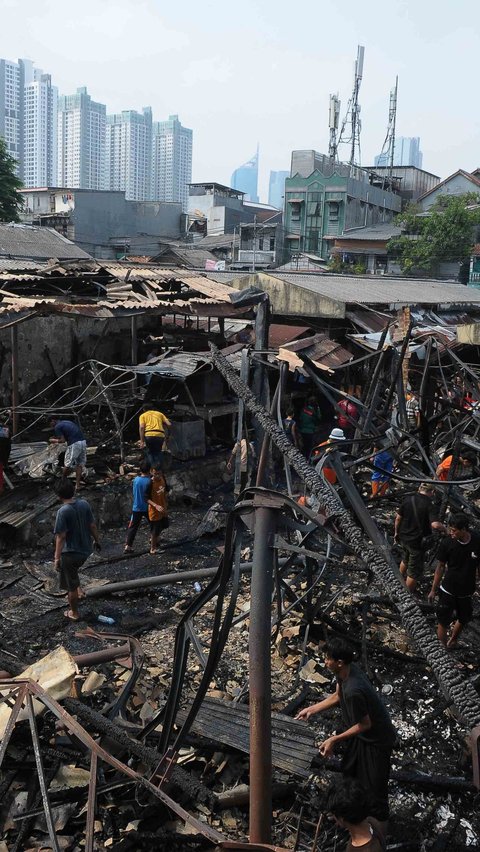 FOTO: Sisa-Sisa Kebakaran di Pasar Kambing Tanah Abang, 130 Kios Hangus Rata dengan Tanah