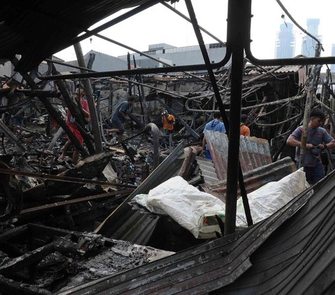 Saat terjadi kebakaran, seorang saksi mata melihat kobaran api yang dengan cepat menyebar hingga melalap kios kios semi permanen di pasar kambing, Tanah Abang.