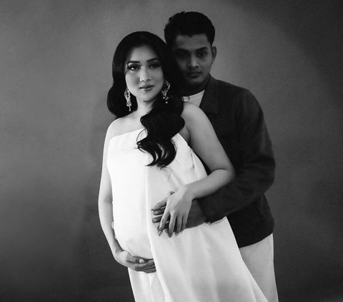 Intip Deretan Potret Yeni Inka Tampil Cantik Mempesona Pamer Baby Bump di Photoshoot Bareng Sang Suami