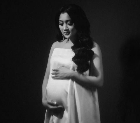 Intip Deretan Potret Yeni Inka Tampil Cantik Mempesona Pamer Baby Bump di Photoshoot Bareng Sang Suami