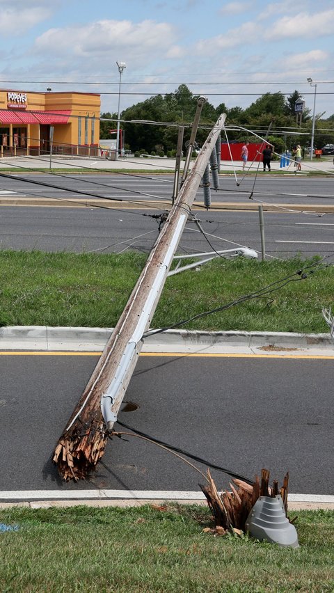 Kekuatan badai tersebut telah mematahkan tiang hingga melintang memblok jalan raya di Baltimore Blvd di Westminster, Maryland, AS.