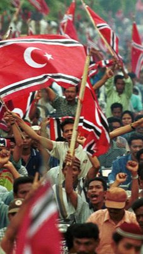 Pada 27 Desember 2005, GAM melalui juru bicara militernya, Sofyan Dawood, menyatakan bahwa sayap militer Tentara Neugara Aceh (TNA) telah dibubarkan secara formal.