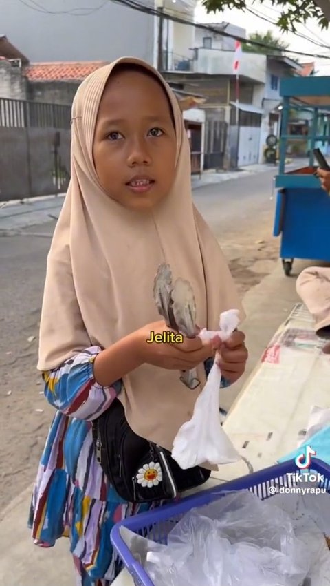 Inilah sosok Jelita, gadis kecil yang harus berjualan gorengan sepulang sekolah untuk bantu orang tuanya.