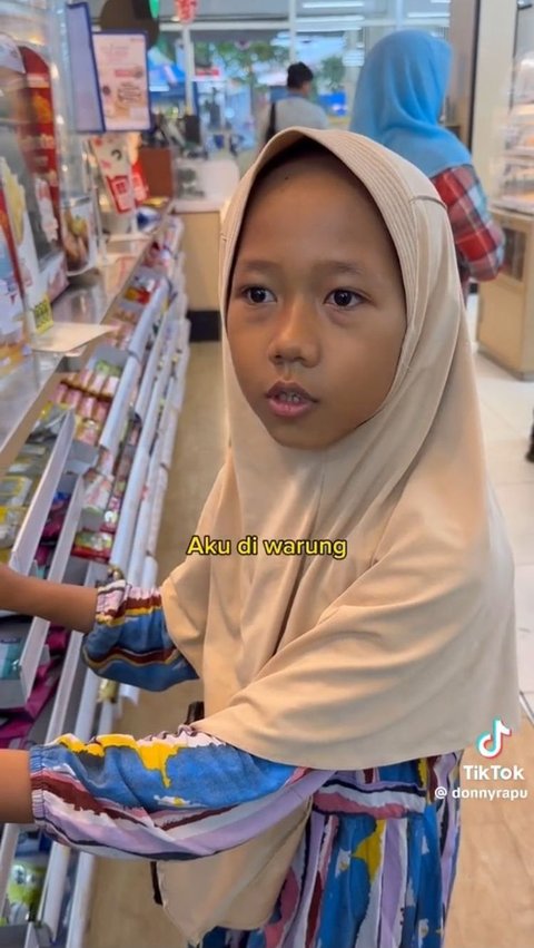 Bikin Haru, Ini Kisah Jelita Anak Kelas 3 SD yang Jualan Gorengan untuk Bantu Orang Tua