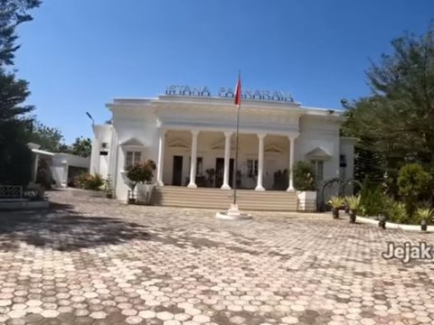 Potret Rumah Mewah Bak Istana Milik Pengusaha Asal Wonogiri, di Halamannya Terparkir Private jet