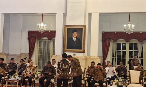 Momen Bisik-Bisik Mentan Dibalas Acungan Jempol Ketua KPK saat Bertemu di Istana Negara