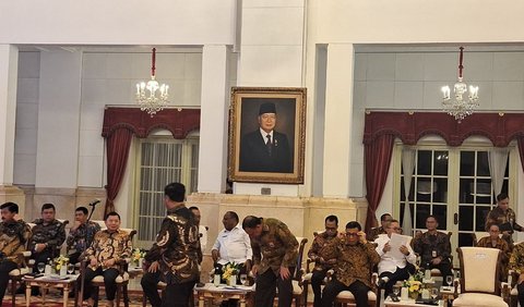 Di sisi lain, Menteri Keuangan Sri Mulyani, Menteri Luar Negeri Retno Marsudi, Menteri BUMN Erick Thohir, Menteri Ketenagakerjaan Ida Fauziyah, Menteri Perhubungan Budi Karya Sumadi, Menteri Investasi Bahlil Lahadalia, hingga Jaksa Agung ST Burhanuddin berfoto bersama.