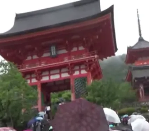 Alih-alih menyambut gegap gempita keunggulan AI, sebuah kuil di Jepang “nekat” melengkapi keberadaan pemuka agama dengan robot. Adalah Kuil Buddha Kodai-Ji di Kyoto yang melakukannya.