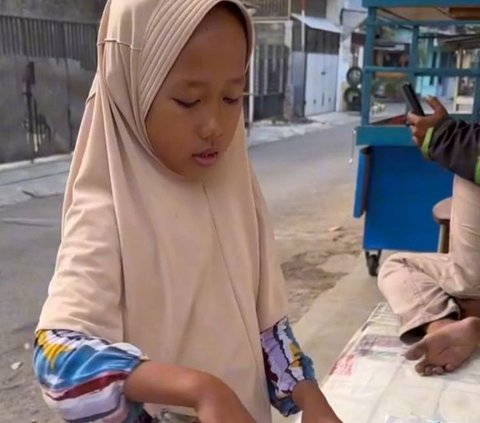 Jelita setiap hari harus berkeliling menjajakan donat dan gemblong. Tak membuat sendiri, ia mengambil gorengan ini dari orang lain dan mengambil untung Rp500 setiap laku satu.