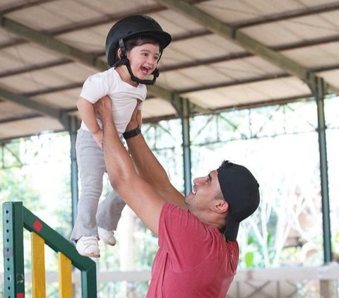 Intip Momen Kedekatan Ali Syakieb dengan Baby Guzel, Hot Daddy Seperti Jaga Boneka Hidup