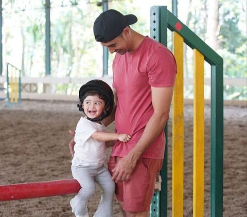 Intip Momen Kedekatan Ali Syakieb dengan Baby Guzel, Hot Daddy Seperti Jaga Boneka Hidup