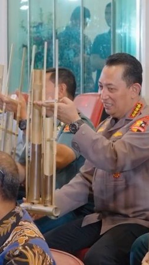 Begitu Santai, Intip Gaya Kapolri & Panglima TNI Ikut Main Angklung Pecahkan Rekor Dunia