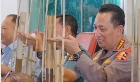 Dalam video, terlihat keduanya begitu santai ikut memainkan angklung yang dipandu oleh Saung Angklung Udjo asal Bandung.