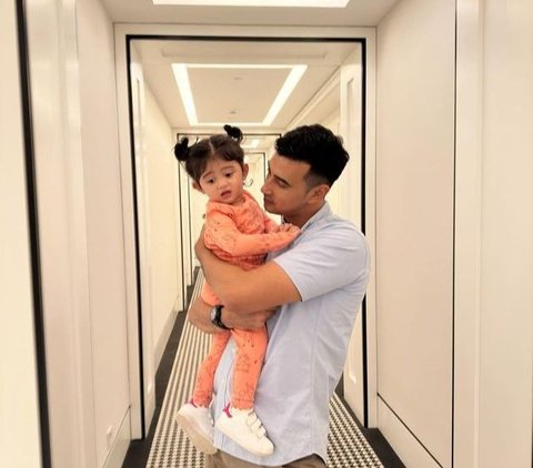 Intip Momen Kedekatan Ali Syakieb dengan Baby Guzel, Hot Daddy Seperti Jaga Boneka Hidup