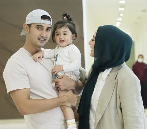 Intip Momen Kedekatan Ali Syakieb dengan Baby Guzel, Hot Daddy Seperti Jaga Boneka Hidup