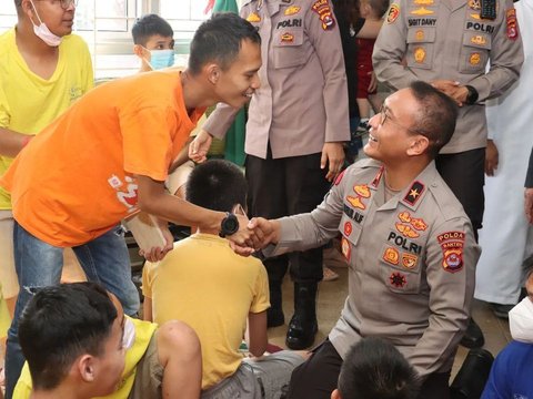 Wakapolda Banten Borong Lukisan Saat Sambangi Yayasan yang Rawat Anak-anak ABK 'Karya-karya Mereka Luar Biasa'