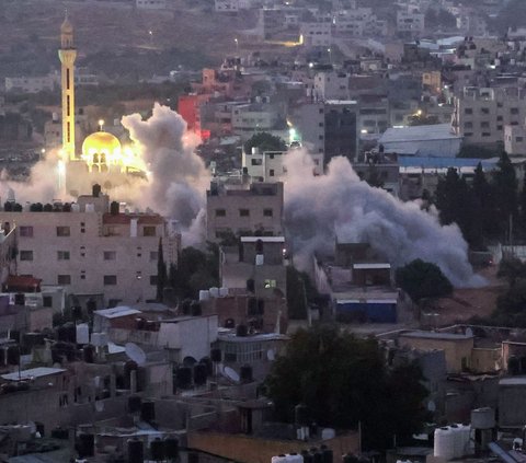 Tentara Israel melakukan serangan dengan menghancurkan sebuah rumah warga Palestina di kamp Asker yang didiami para pengungsi Palestina di sebelah timur kota Nablus di Tepi Barat pada (8/8/2023).