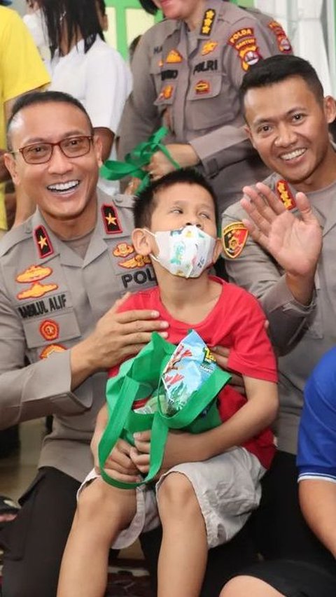 Wakapolda Banten Borong Lukisan Saat Sambangi Yayasan yang Rawat Anak-anak ABK 'Karya-karya Mereka Luar Biasa'