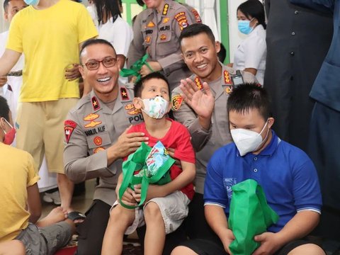 Wakapolda Banten Borong Lukisan Saat Sambangi Yayasan yang Rawat Anak-anak ABK 'Karya-karya Mereka Luar Biasa'