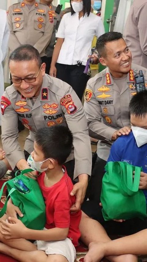 Wakapolda Banten Borong Lukisan Saat Sambangi Yayasan yang Rawat Anak-anak ABK 'Karya-karya Mereka Luar Biasa'