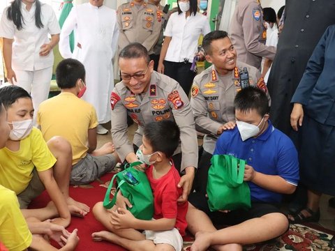 Wakapolda Banten Borong Lukisan Saat Sambangi Yayasan yang Rawat Anak-anak ABK 'Karya-karya Mereka Luar Biasa'